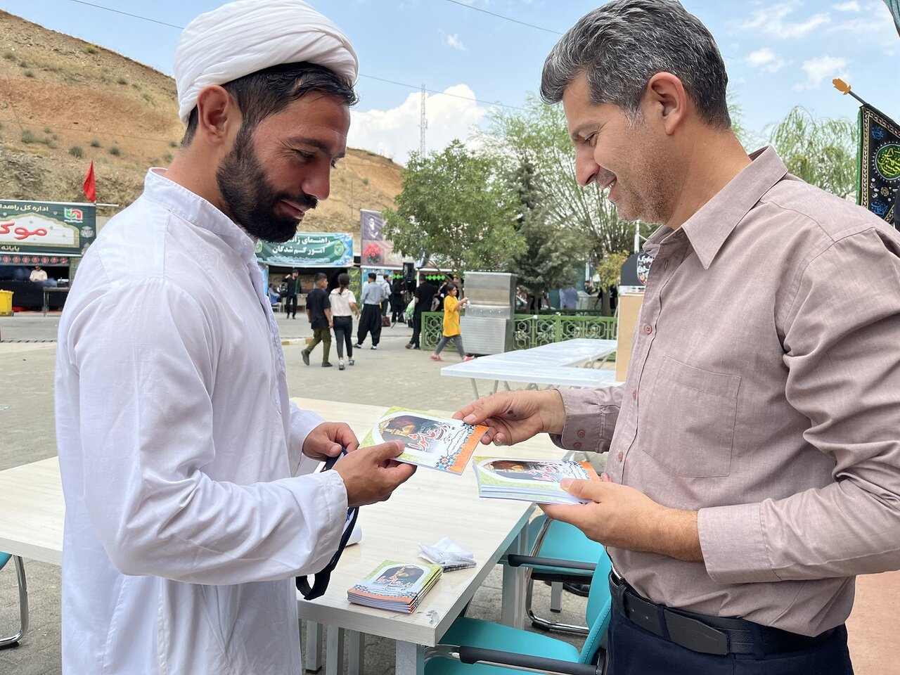 استقبال زائران از فعالیت های فرهنگی موکب «کتاب حسینی» کتابخانههای عمومی آذربایجان غربی در مرز تمرچین