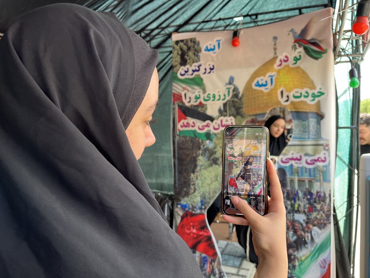 استقبال زائران از فعالیت های فرهنگی موکب «کتاب حسینی» کتابخانههای عمومی آذربایجان غربی در مرز تمرچین