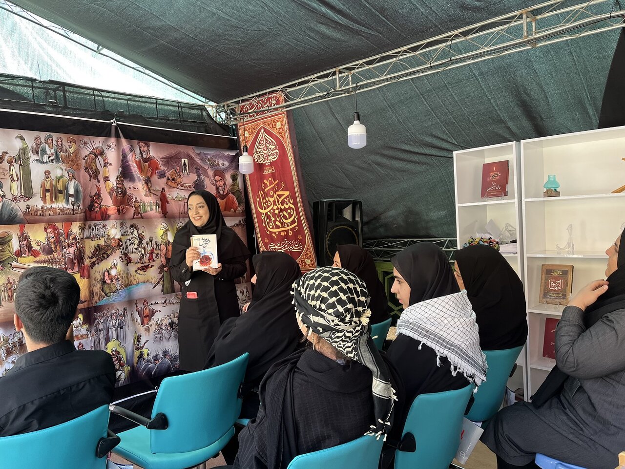 استقبال زائران از فعالیت های فرهنگی موکب «کتاب حسینی» کتابخانههای عمومی آذربایجان غربی در مرز تمرچین