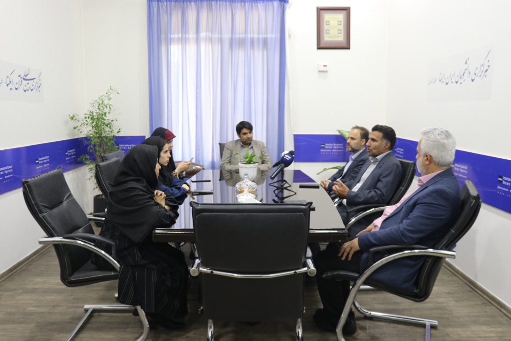 ارائه خدمات در مناطق کم‌برخوردار و دورافتاده/ پاسخگویی به نیازهای اطلاعاتی مراجعین به کمک منابع مکتوب و الکترونیکی