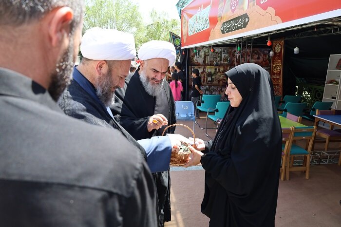 بازدید استاندار آذربایجانغربی و اصحاب رسانه از موکب فرهنگی «کتاب حسینی» در مرز تمرچین