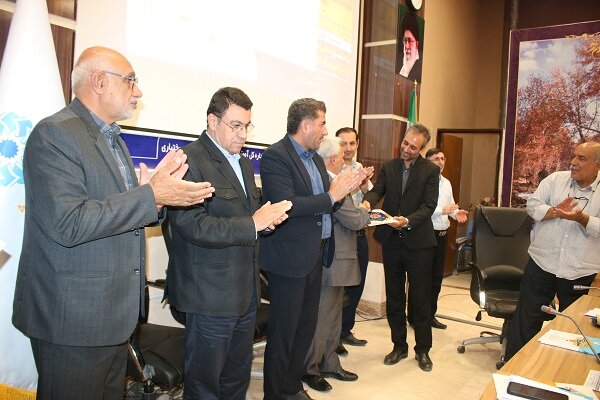 کتاب «گنج ادب» در شهرکرد رونمایی شد