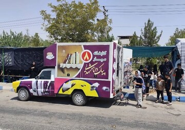 استقرار دو کتابخانه سیار پیک دانایی در مسیر ورودی زائرین حضرت ثامن الحجج(ع) به مشهد مقدس