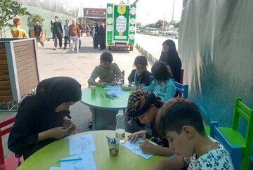 استقرار دو کتابخانه سیار پیک دانایی در مسیر ورودی زائرین حضرت ثامن الحجج(ع) به مشهد مقدس