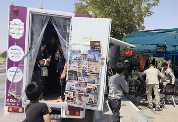 استقرار دو کتابخانه سیار پیک دانایی در مسیر ورودی زائرین حضرت ثامن الحجج(ع) به مشهد مقدس