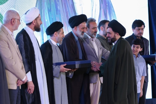 تقریظ حضرت آیت‌الله خامنه‌ای بر کتاب «پاسیاد پسر خاک» رونمایی شد