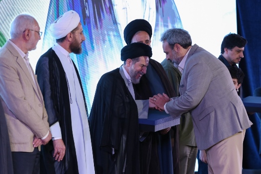 تقریظ حضرت آیت‌الله خامنه‌ای بر کتاب «پاسیاد پسر خاک» رونمایی شد