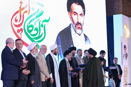 تقریظ حضرت آیتالله خامنهای بر کتاب «پاسیاد پسر خاک» رونمایی شد