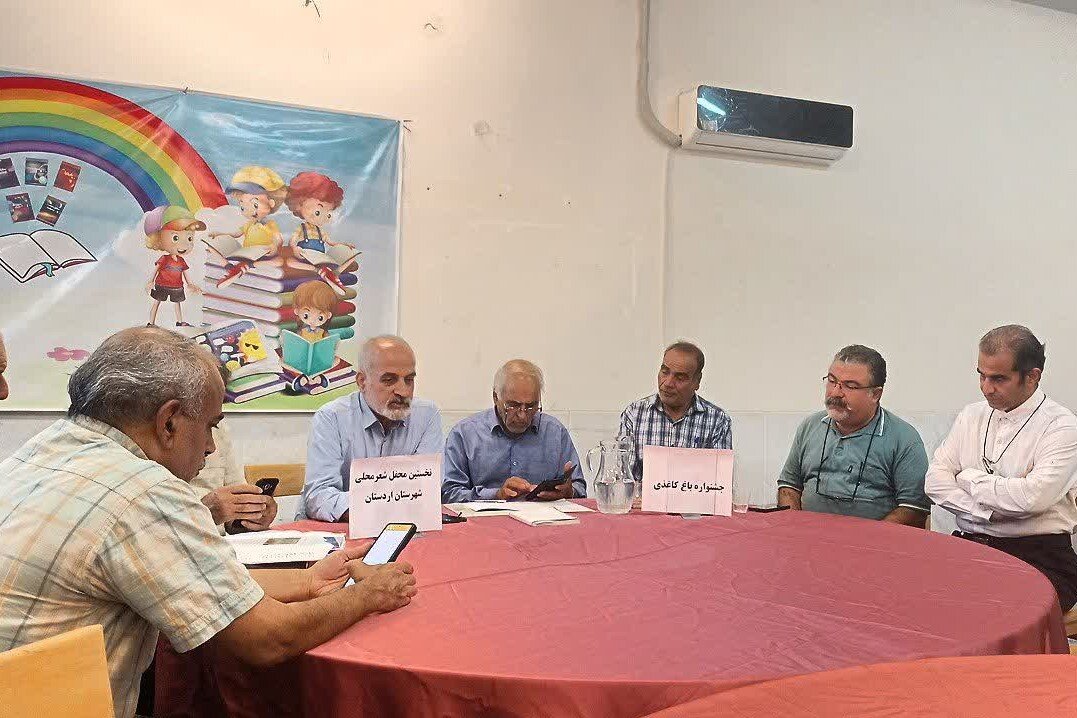 نخستین محفل شعر محلی اردستان با عنوان «برگ‌های نجواگر» برگزار شد