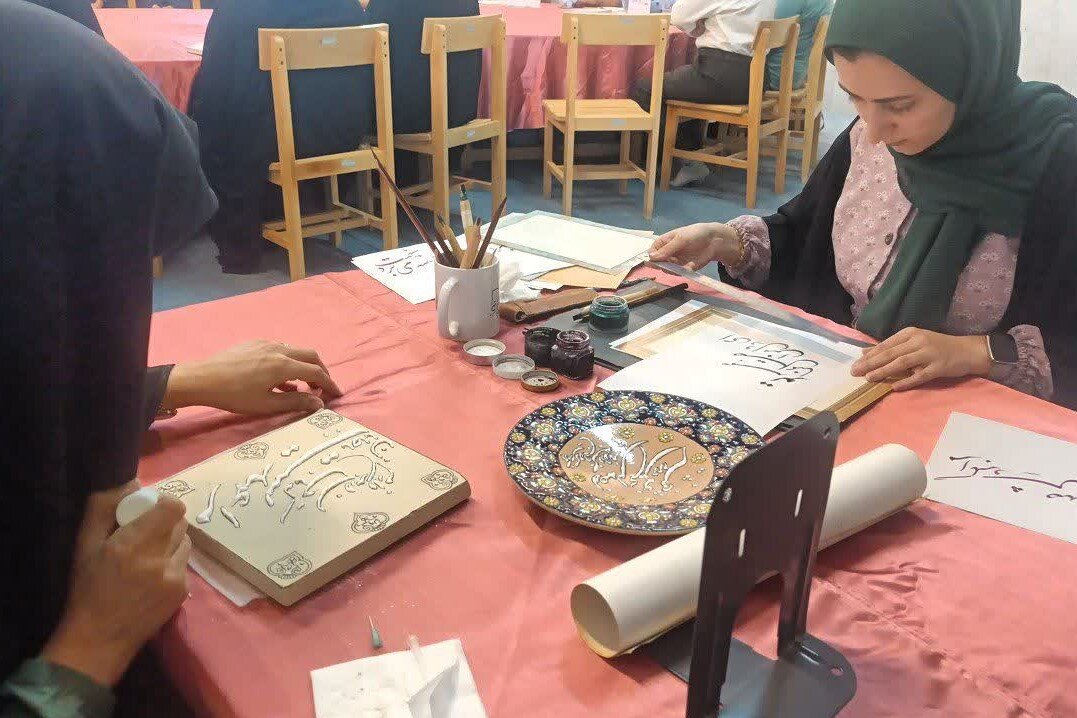 نخستین محفل شعر محلی اردستان با عنوان «برگ‌های نجواگر» برگزار شد