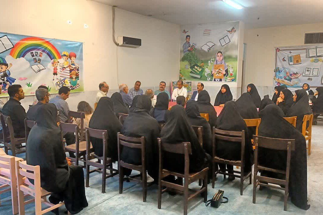 نخستین محفل شعر محلی اردستان با عنوان «برگ‌های نجواگر» برگزار شد