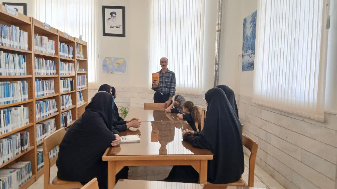 گرامیداشت هفته دولت در کتابخانههای عمومی استان مرکزی