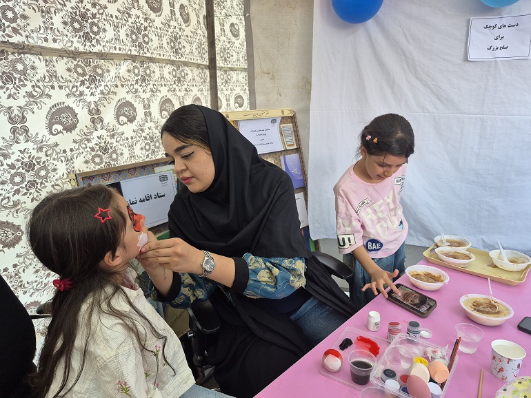 ارائه خدمات فرهنگی غرفه کتابخانه‌های عمومی کردستان در جشن مهمانی امت احمد(ص) در سنندج