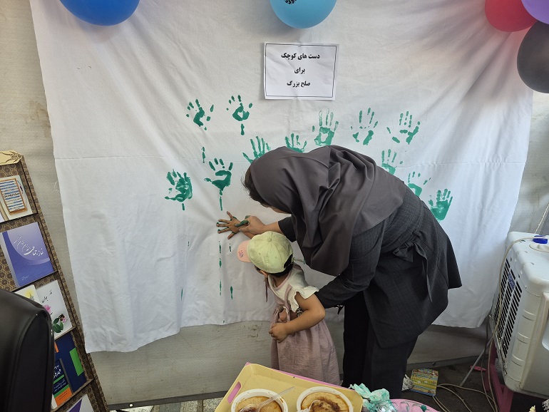 ارائه خدمات فرهنگی غرفه کتابخانههای عمومی کردستان در جشن مهمانی امت احمد(ص) در سنندج