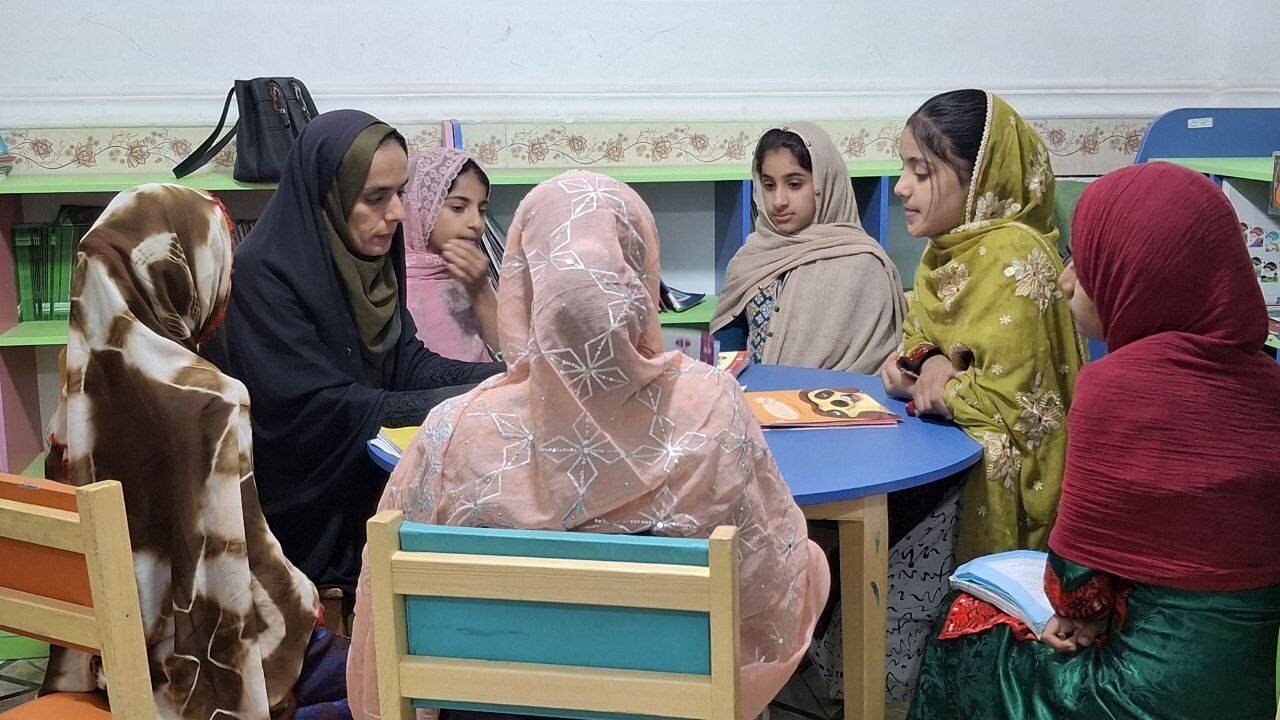 طرح «کتاب، امید و خانواده» در کتابخانه عمومی لبخند کتابهای زهکلوت برگزار شد