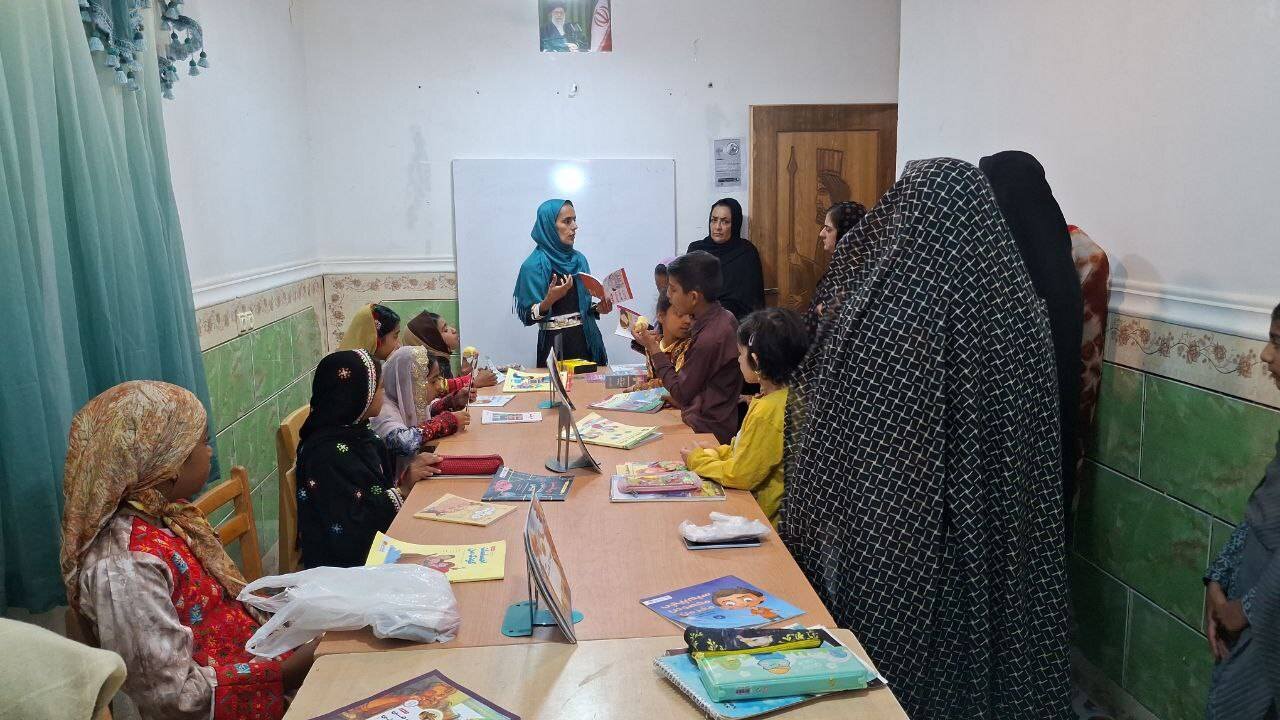 طرح «کتاب، امید و خانواده» در کتابخانه عمومی لبخند کتابهای زهکلوت برگزار شد