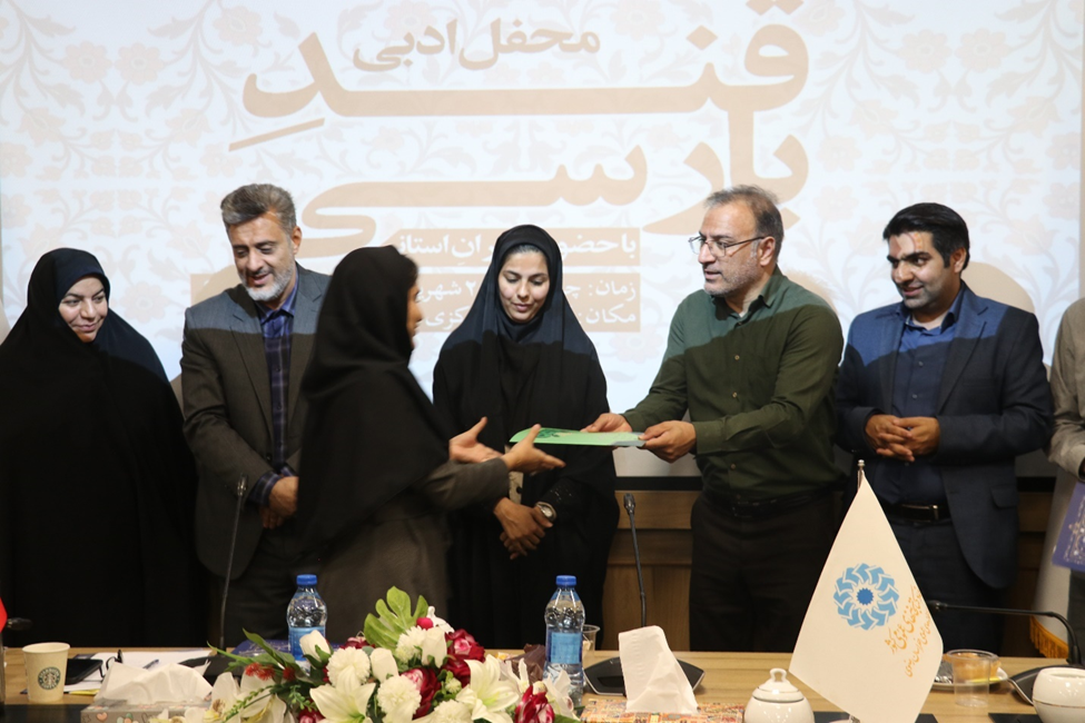 محفل شعرخوانی «قندپارسی» در مشهد برگزار شد