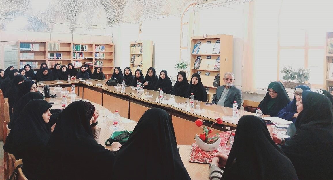 نشست نقد کتاب «دختر دبیرستان آزادی» در کرمان