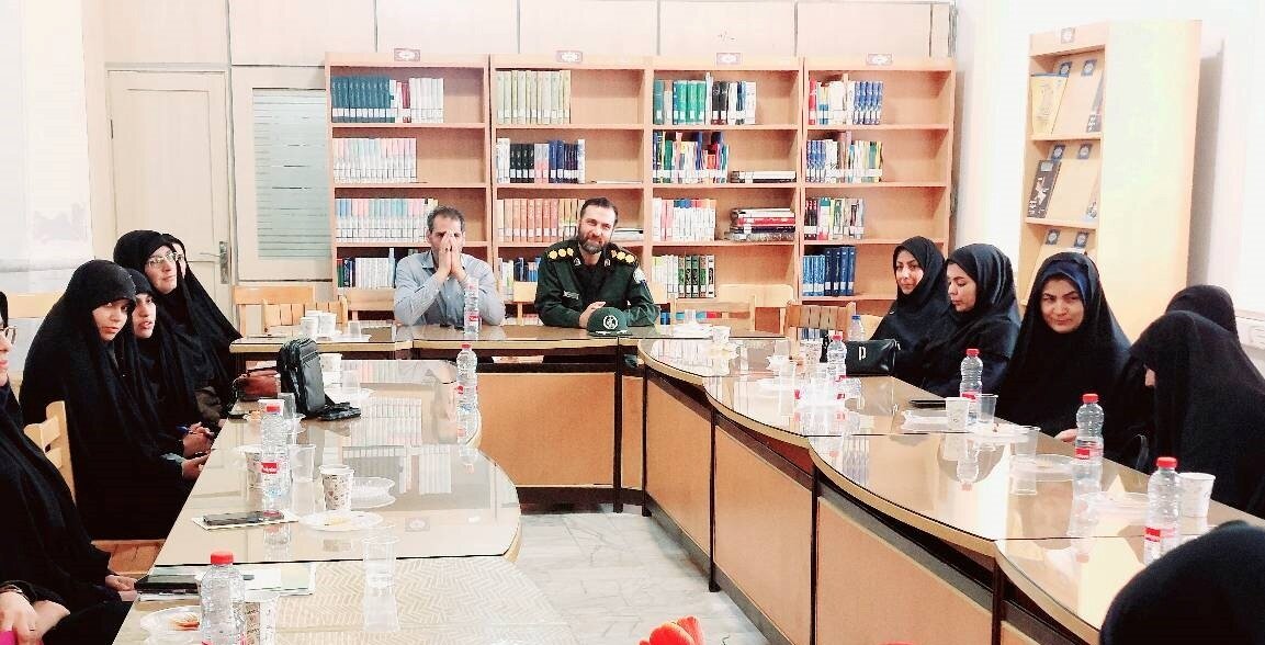 نشست نقد کتاب «دختر دبیرستان آزادی» در کرمان