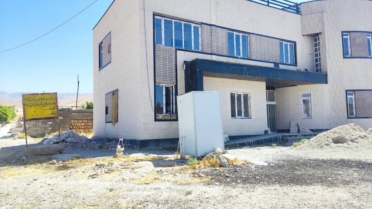 کارشناسان فنی سازمان مدیریت و برنامه‌ریزی و مسکن و شهرسازی از پروژه کتابخانه گراب کوهدشت بازدید کردند