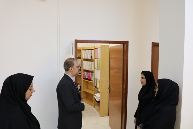 بازدید مدیرکل کتابخانه‌های عمومی سمنان از کتابخانه‌ عمومی شهید شاه‌چراغی دامغان