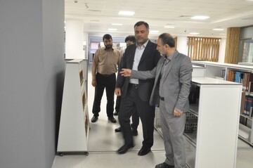 بازدید نمایندگان صومعه سرا و رشت از کتابخانه مرکزی رشت