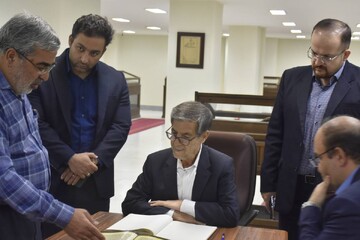 بازدید رضا صدیقی نماینده مجلس از کتابخانه مرکزی تبریز