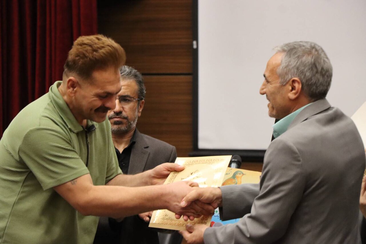 گرامیداشت روز شعر و ادب فارسی و نکوداشت مقام استاد شهریار در کتابخانه‌های عمومی استان تهران