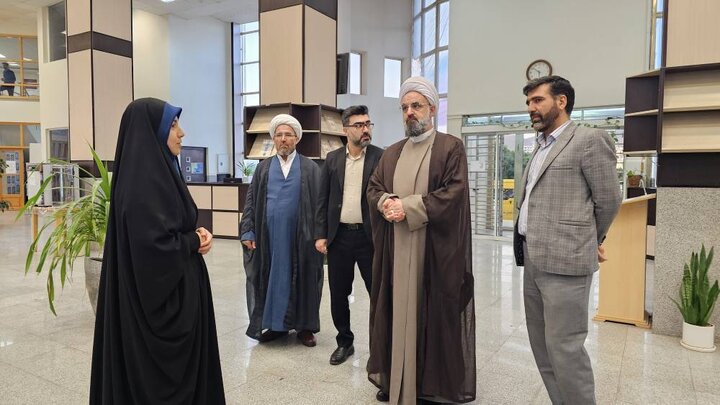 بازدید حجت الاسلام و المسلمین طاهری سرپرست ستادامر به معروف و نهی از منکرکشور از کتابخانه موسوی گلشهرزنجان