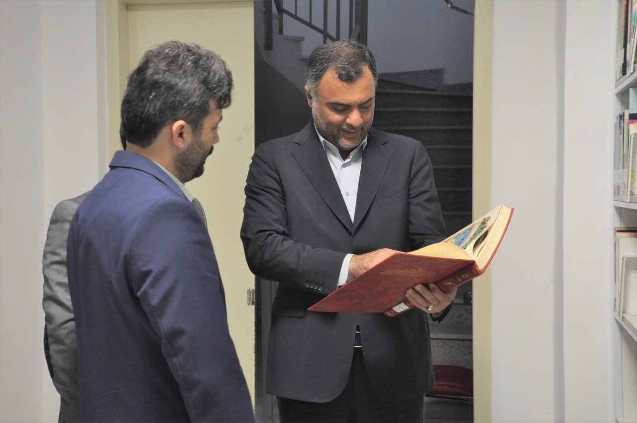 نمایندگان صومعه‌سرا و رشت از کتابخانه مرکزی رشت بازدید کردند