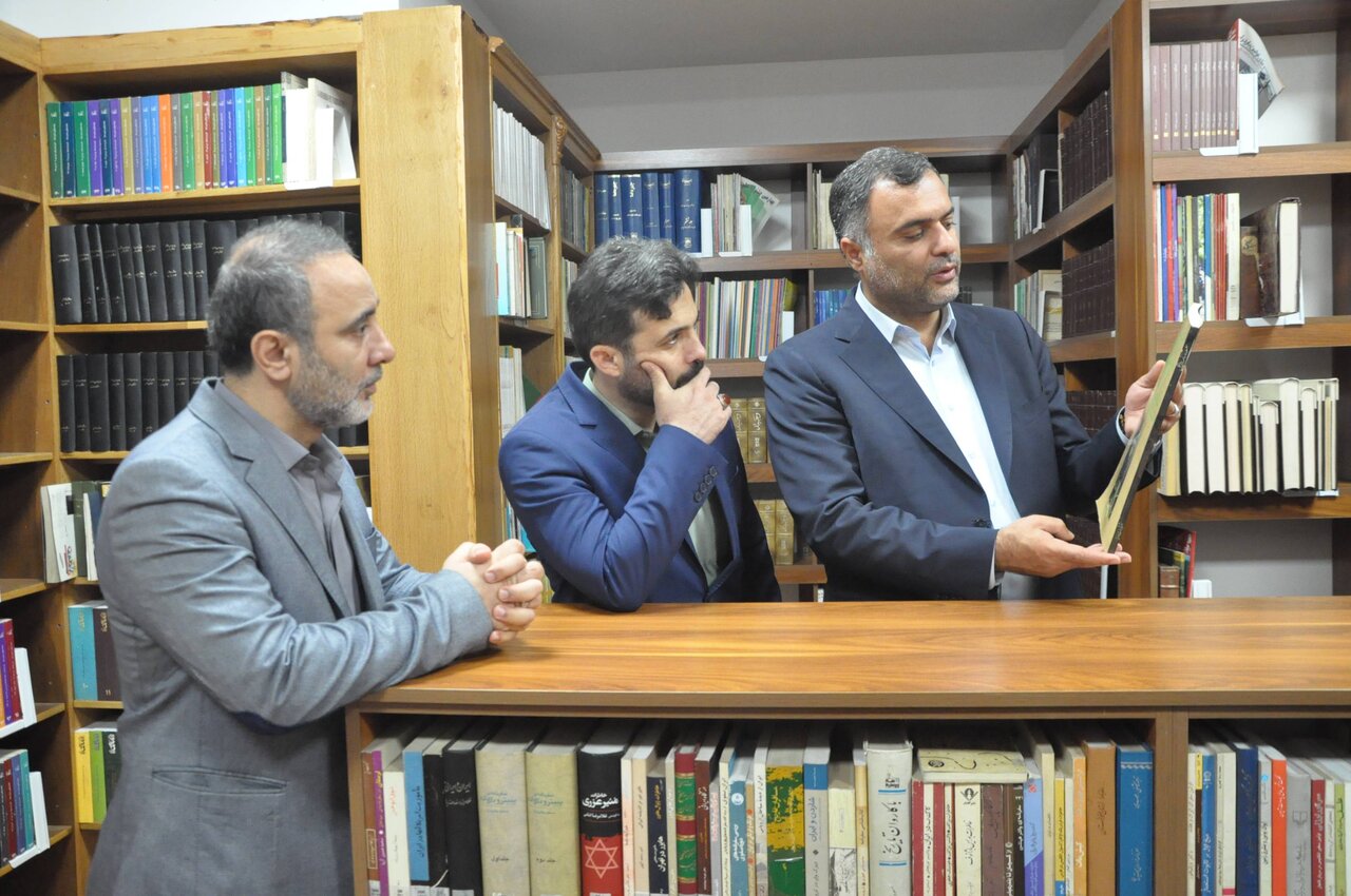 نمایندگان صومعه‌سرا و رشت از کتابخانه مرکزی رشت بازدید کردند