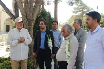 غبارروبی و عطرافشانی مزار شهدا