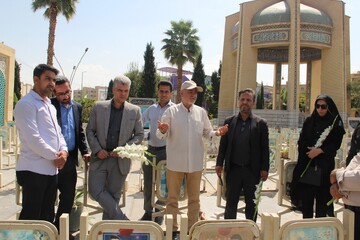 غبارروبی و عطرافشانی مزار شهدا