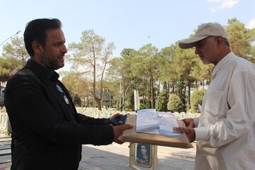 غبارروبی و عطرافشانی مزار شهدا