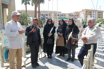 غبارروبی و عطرافشانی مزار شهدا