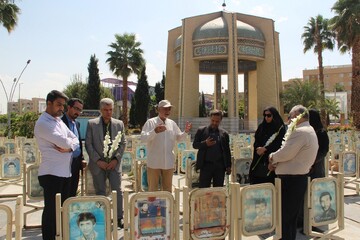 غبارروبی و عطرافشانی مزار شهدا