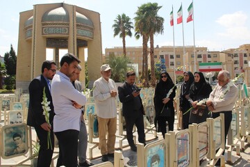 غبارروبی و عطرافشانی مزار شهدا