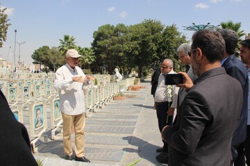 غبارروبی و عطرافشانی مزار شهدا