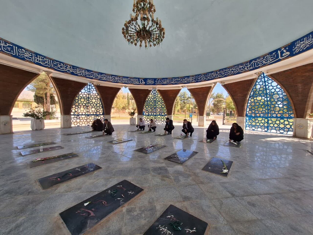 تجدید میثاق کارکنان اداره‌کل کتابخانه‌های عمومی ایلام با شهدا