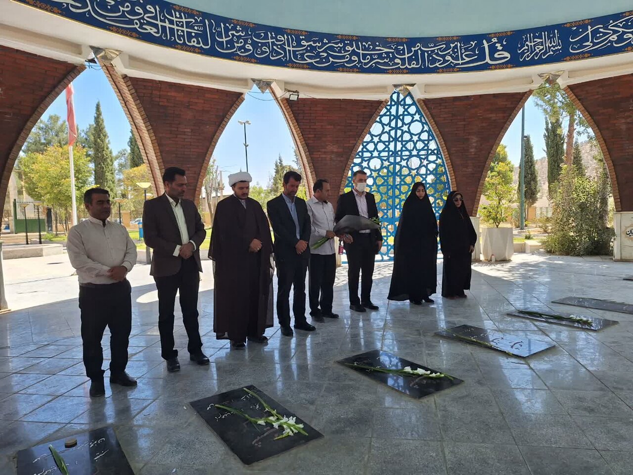 تجدید میثاق کارکنان اداره‌کل کتابخانه‌های عمومی ایلام با شهدا