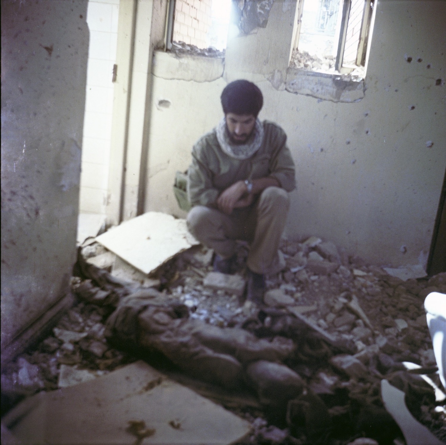 تصویر استخراج پیکر شهدا از کتابخانه شهید شریف خرمشهر