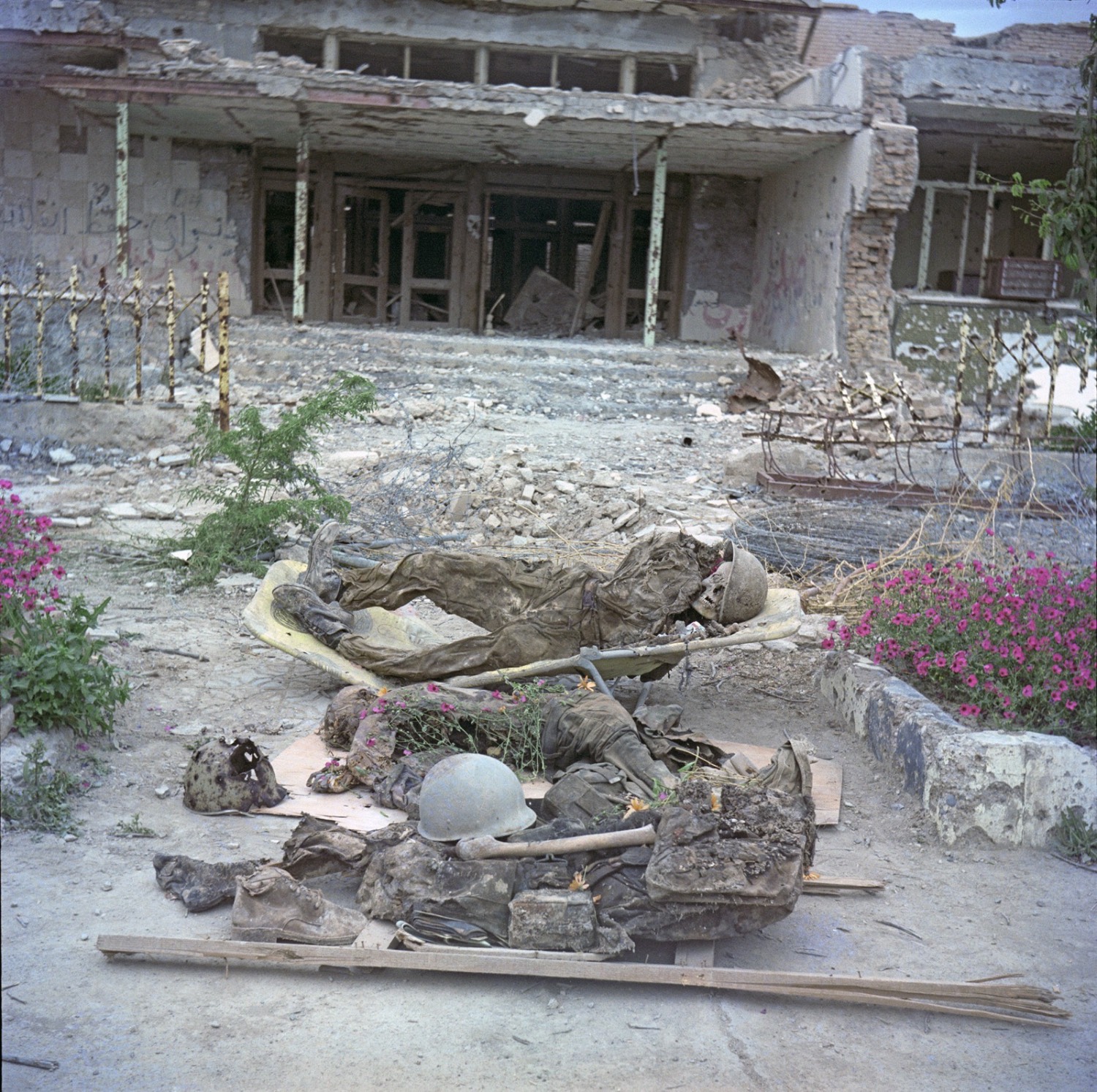 تصویر استخراج پیکر شهدا از کتابخانه شهید شریف خرمشهر 