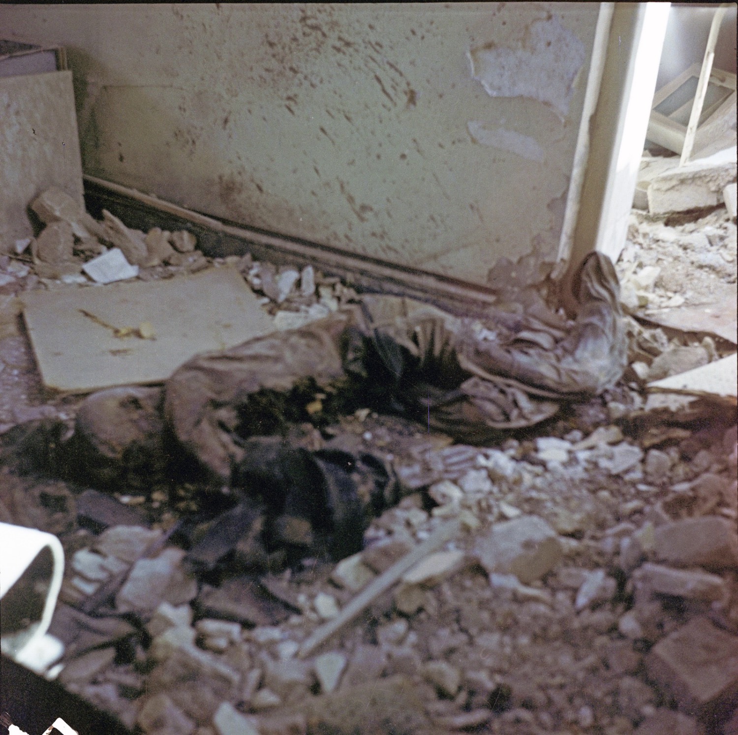 تصویر استخراج پیکر شهدا از کتابخانه شهید شریف خرمشهر