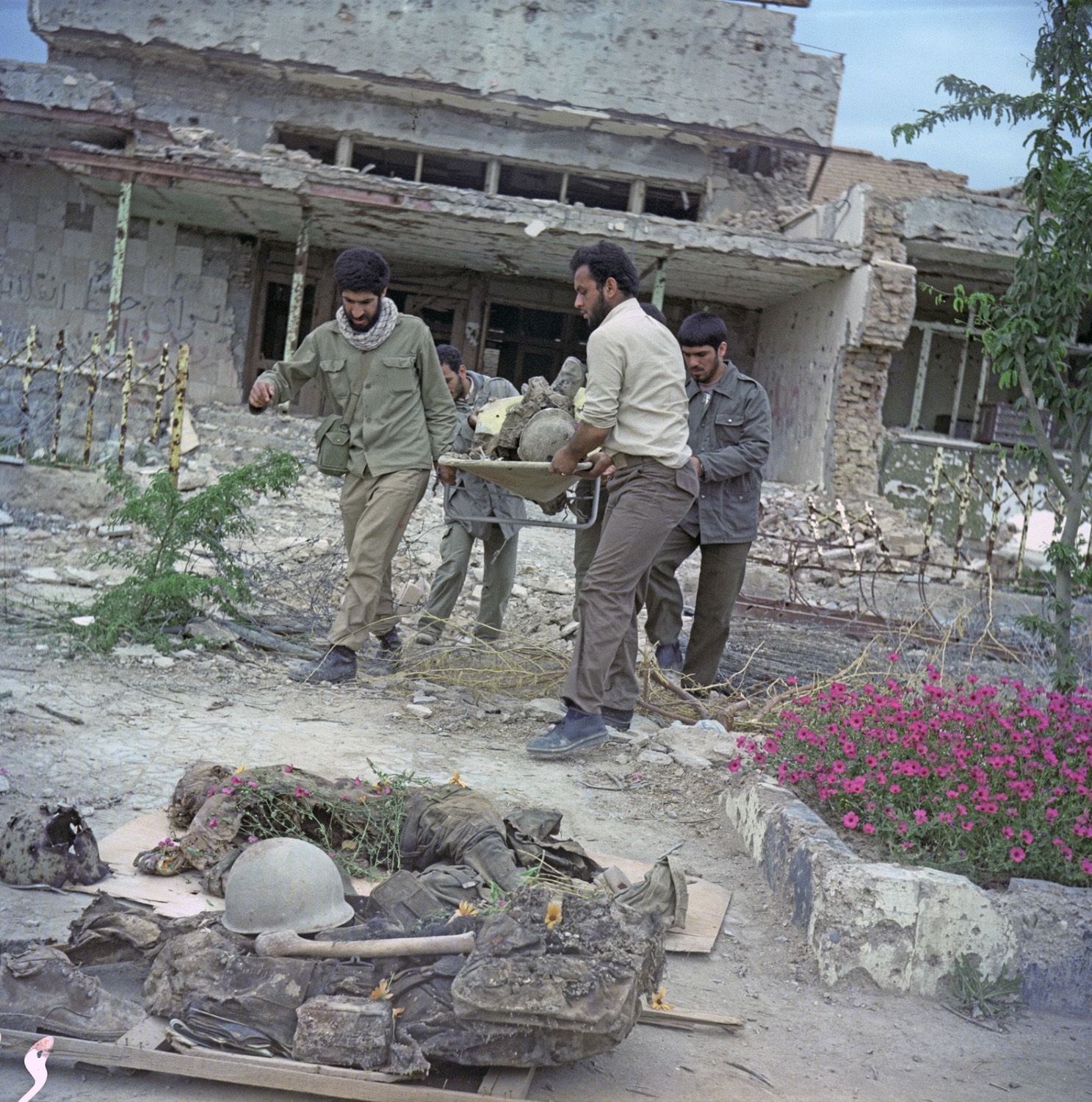 تصویر استخراج پیکر شهدا از کتابخانه شهید شریف خرمشهر