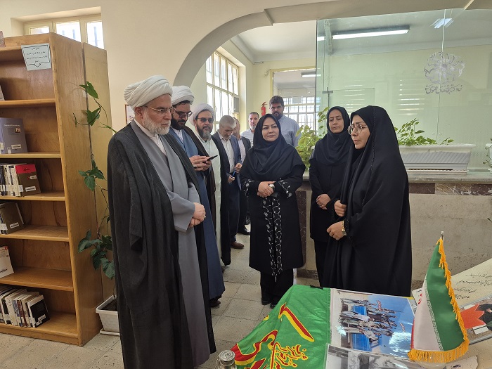 نماینده ولی‌فقیه در کردستان از کتابخانه عمومی شهید مومنی شهر سریش‌آباد بازدید کرد