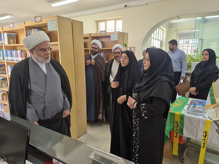 نماینده ولیفقیه در کردستان از کتابخانه عمومی شهید مومنی شهر سریشآباد بازدید کرد