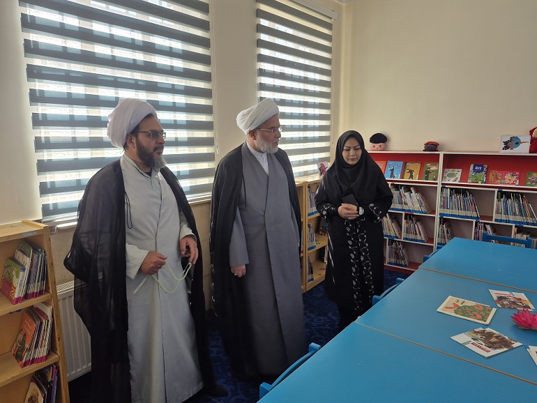 نماینده ولی‌فقیه در کردستان از کتابخانه عمومی شهید مومنی شهر سریش‌آباد بازدید کرد