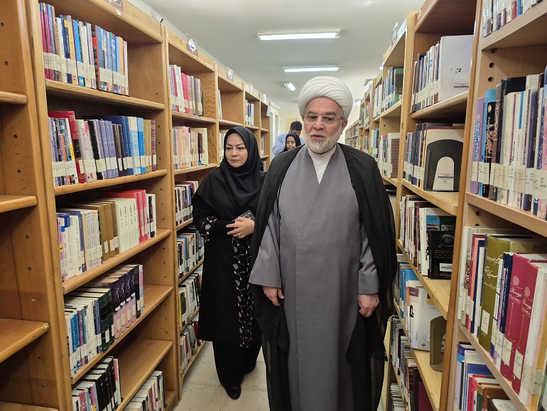 نماینده ولی‌فقیه در کردستان از کتابخانه عمومی شهید مومنی شهر سریش‌آباد بازدید کرد