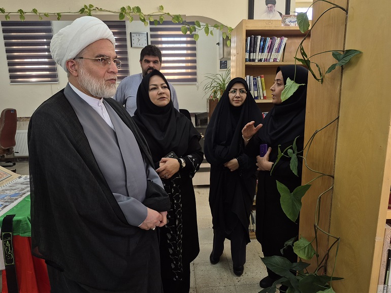 نماینده ولی‌فقیه در کردستان از کتابخانه عمومی شهید مومنی شهر سریش‌آباد بازدید کرد