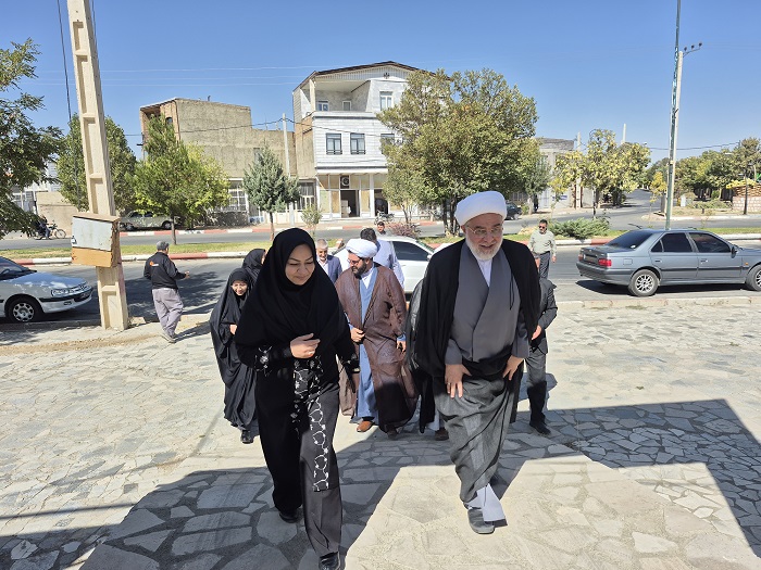 نماینده ولی‌فقیه در کردستان از کتابخانه عمومی شهید مومنی شهر سریش‌آباد بازدید کرد